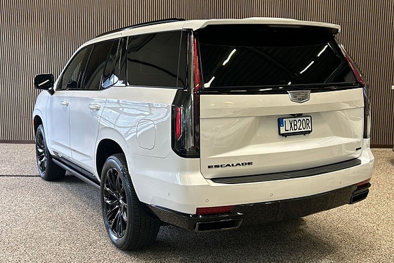 Cadillac Escalade 3 of 5