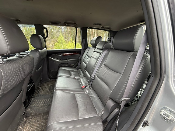 Toyota Land Cruiser 7 of 10