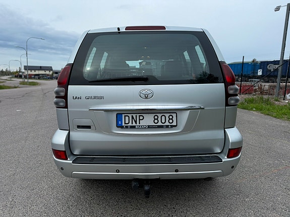 Toyota Land Cruiser 4 of 10