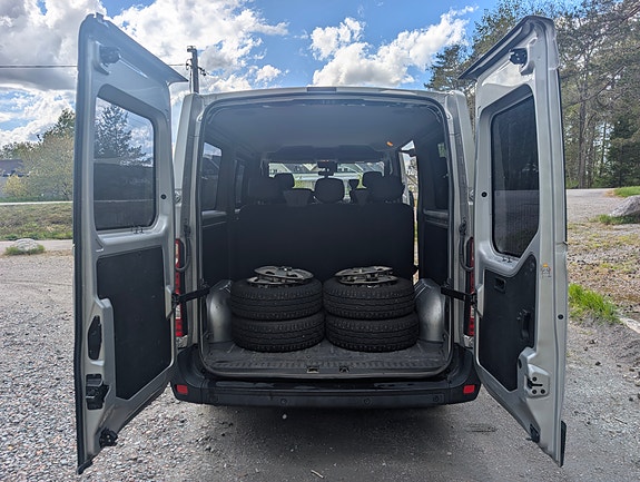 Nissan NV400 3 of 5