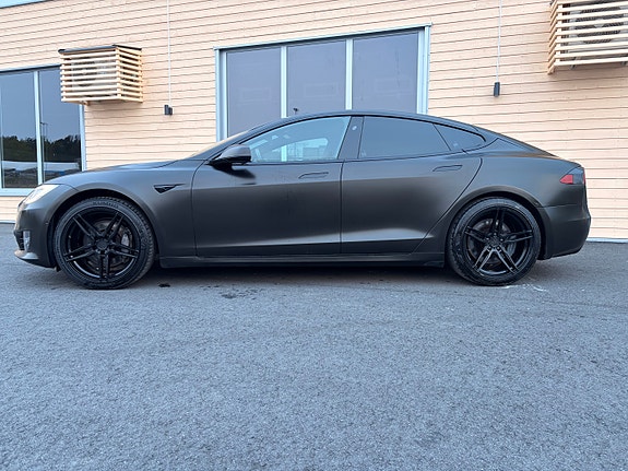 Tesla Model S 2 of 9