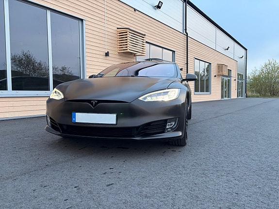 Tesla Model S 4 of 9