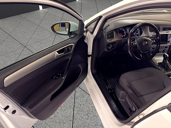 Volkswagen Golf VII 14 of 29