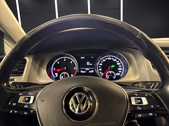 Volkswagen Golf VII 23 of 29