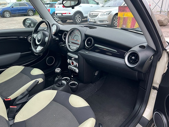 MINI Cooper 19 of 22