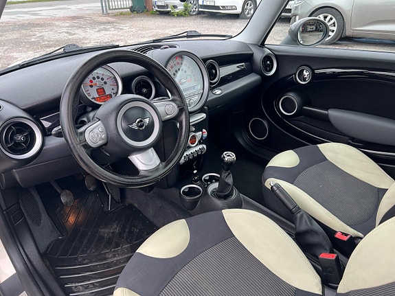 MINI Cooper 4 of 5