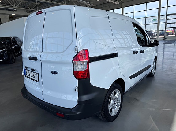 Ford Transit Courier 4 of 5