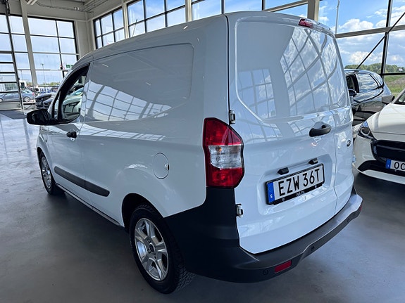 Ford Transit Courier 3 of 5