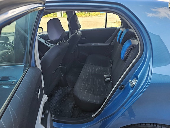 Toyota Yaris 5 of 16