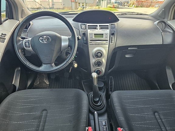 Toyota Yaris 14 of 16