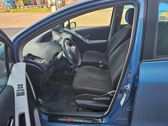 Toyota Yaris 6 of 16