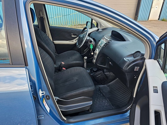 Toyota Yaris 7 of 16