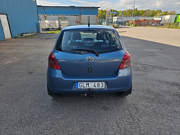 Toyota Yaris 4 of 16