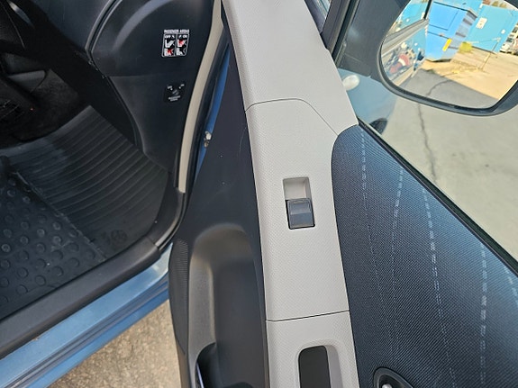 Toyota Yaris 11 of 16