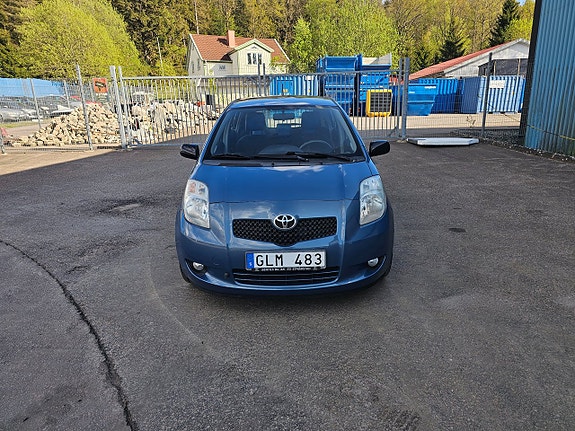 Toyota Yaris 2 of 16