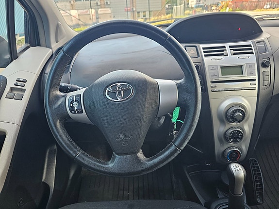 Toyota Yaris 13 of 16
