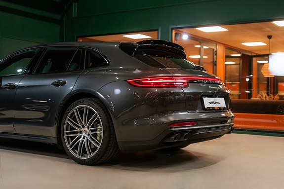 Porsche Panamera 4 4 of 5