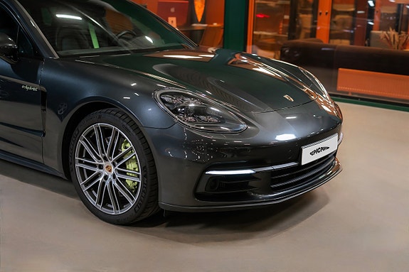 Porsche Panamera 4 2 of 5