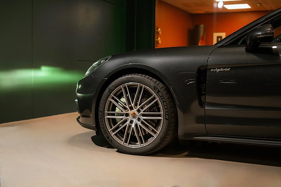 Porsche Panamera 4 5 of 5