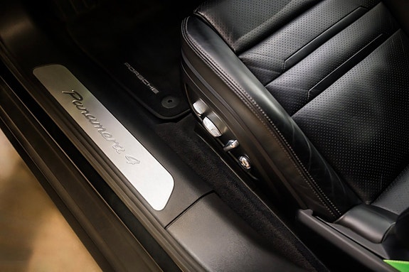 Porsche Panamera 4 14 of 27