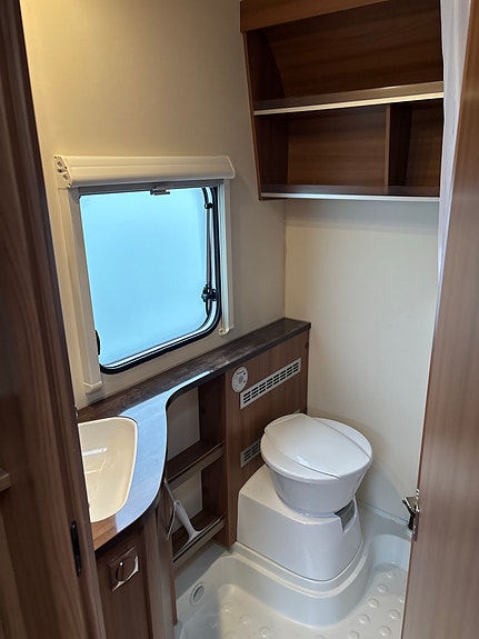 Knaus 580 UF Sudwind Exklusive Scandinavian Selection Alde Mover 3 of 8