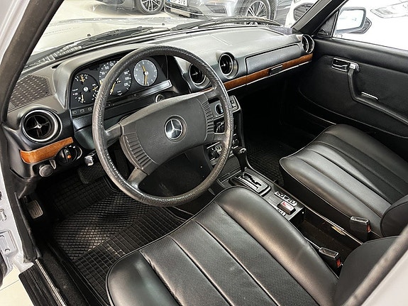 Mercedes-Benz 280 12 of 25