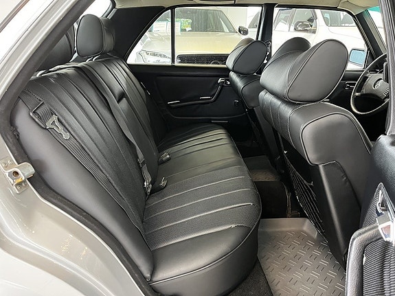 Mercedes-Benz 280 16 of 25