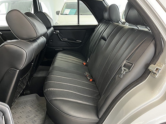 Mercedes-Benz 280 15 of 25