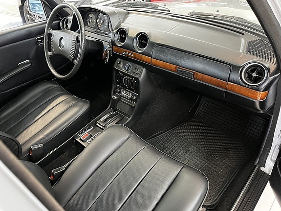 Mercedes-Benz 280 13 of 25