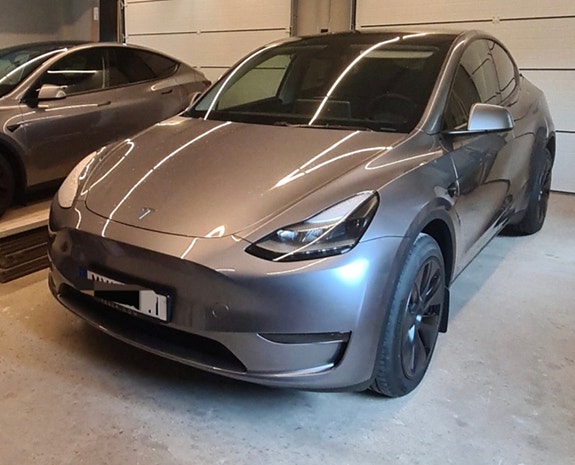 Tesla Model Y 2 of 2