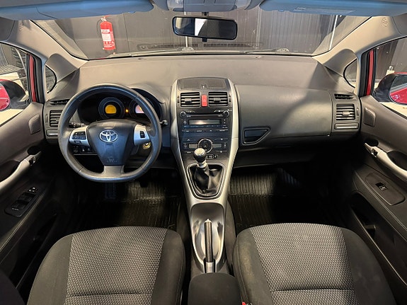 Toyota Auris 7 of 14