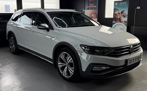 Volkswagen Passat Alltrack 2 of 5