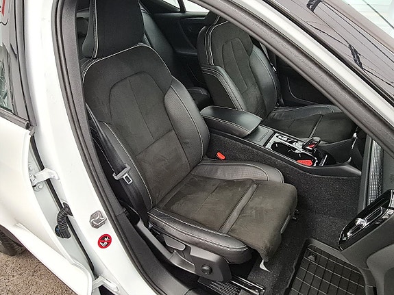 Volvo XC40 12 of 22