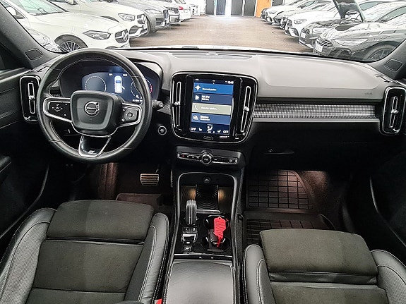 Volvo XC40 3 of 5