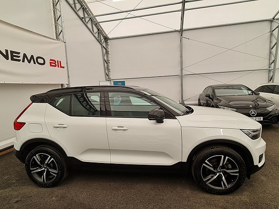 Volvo XC40 2 of 5