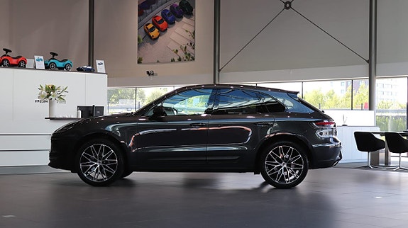 Porsche Macan 4 of 5