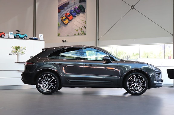 Porsche Macan 2 of 5