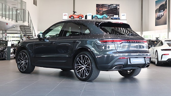 Porsche Macan 3 of 5