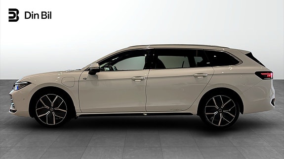 Volkswagen Passat 2 of 5