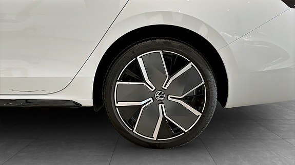 Volkswagen Passat 6 of 15