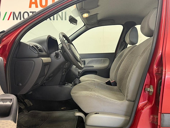 Renault Clio 12 of 27