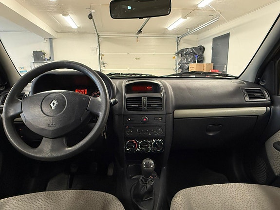 Renault Clio 27 of 27