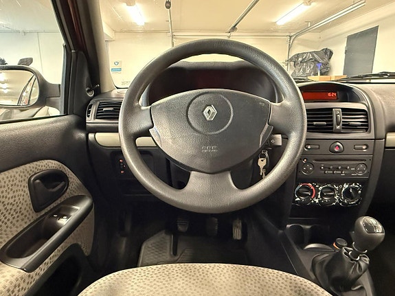 Renault Clio 22 of 27