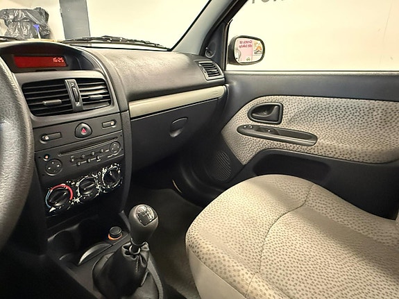 Renault Clio 24 of 27