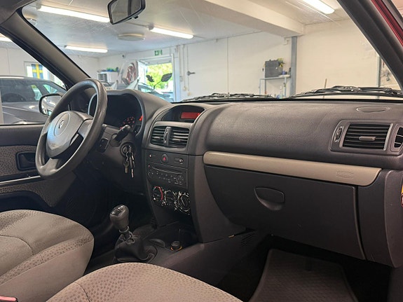 Renault Clio 25 of 27