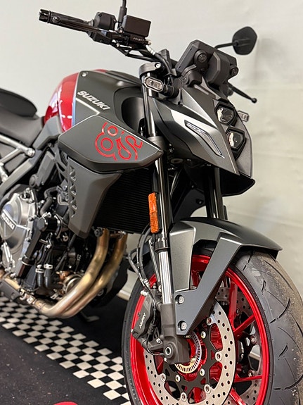 Suzuki GSX-8S 4 of 5