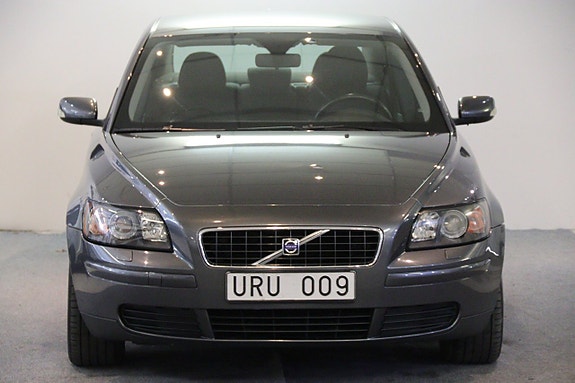 Volvo S40 2 of 5