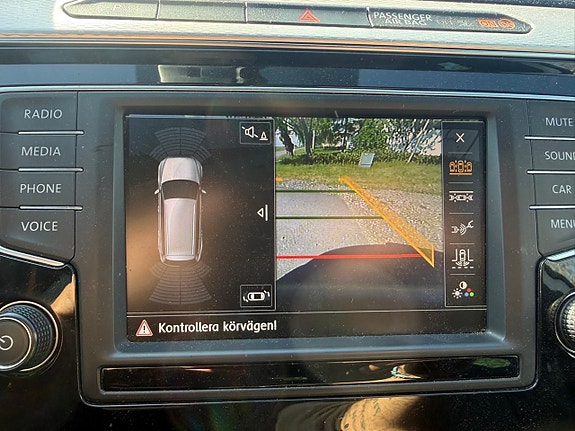 Volkswagen Passat Alltrack 14 of 24