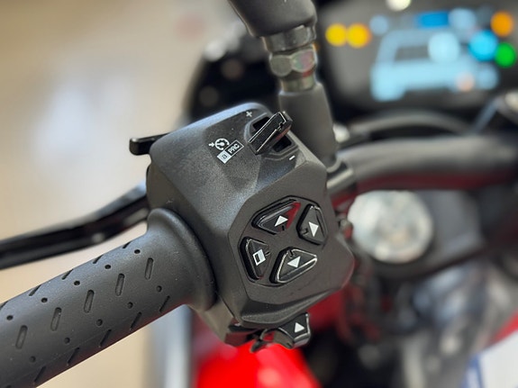 Aprilia Tuono | Akrapovic | Farthållare | Quickshift | 95hk 12 of 17