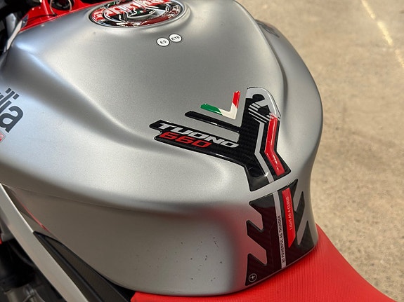 Aprilia Tuono | Akrapovic | Farthållare | Quickshift | 95hk 13 of 17